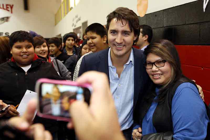 Justin Trudeau shares a moment with students in Sioux Valley. (Brandon Sun-file)